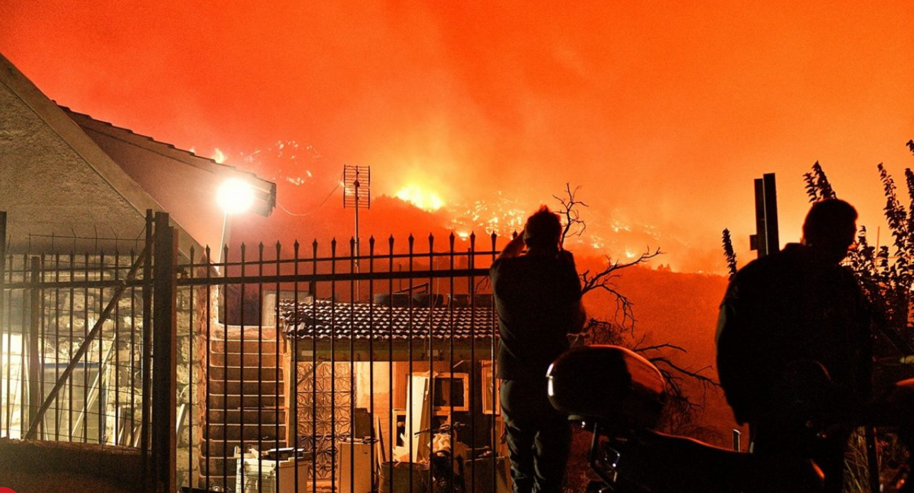 Φωτιά στο Δερβένι: Ποιοι ήταν οι δύο νέοι που έχασαν τη ζωή τους μέσα στις φλόγες